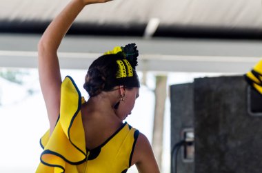 Torre Del Mar, İspanya - Latin dans dans grup tarafından İspanyol müzik, ritim 22 Temmuz 2018 göstermek gençlik halk kostümleri seyirci önünde dans gösterisi gerçekleştirme