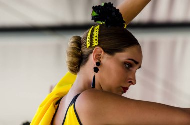 Torre Del Mar, İspanya - Latin dans dans grup tarafından İspanyol müzik, ritim 22 Temmuz 2018 göstermek gençlik halk kostümleri seyirci önünde dans gösterisi gerçekleştirme