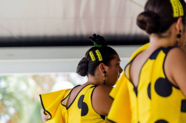 Torre Del Mar, İspanya - Latin dans dans grup tarafından İspanyol müzik, ritim 22 Temmuz 2018 göstermek gençlik halk kostümleri seyirci önünde dans gösterisi gerçekleştirme