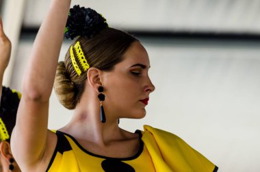 Torre Del Mar, İspanya - Latin dans dans grup tarafından İspanyol müzik, ritim 22 Temmuz 2018 göstermek gençlik halk kostümleri seyirci önünde dans gösterisi gerçekleştirme