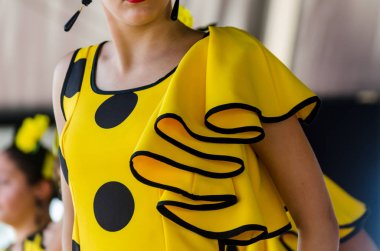 Torre Del Mar, İspanya - Latin dans dans grup tarafından İspanyol müzik, ritim 22 Temmuz 2018 göstermek gençlik halk kostümleri seyirci önünde dans gösterisi gerçekleştirme