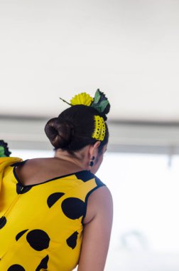 Torre Del Mar, İspanya - Latin dans dans grup tarafından İspanyol müzik, ritim 22 Temmuz 2018 göstermek gençlik halk kostümleri seyirci önünde dans gösterisi gerçekleştirme