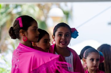 Torre Del Mar, İspanya - 22 Temmuz 2018 Latin dans gösterisi bir dans grubu tarafından İspanyol müzik, ritim içinde gerçekleştirilen çocuk halk kostümleri seyirci önünde dans gösterisi gerçekleştirme