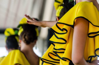 Torre Del Mar, İspanya - Latin dans dans grup tarafından İspanyol müzik, ritim 22 Temmuz 2018 göstermek gençlik halk kostümleri seyirci önünde dans gösterisi gerçekleştirme