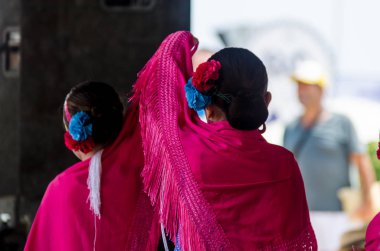 Torre Del Mar, İspanya - 22 Temmuz 2018 Latin dans gösterisi bir dans grubu tarafından İspanyol müzik, ritim içinde gerçekleştirilen çocuk halk kostümleri seyirci önünde dans gösterisi gerçekleştirme