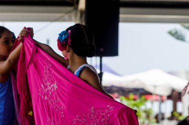 Torre Del Mar, İspanya - 22 Temmuz 2018 Latin dans gösterisi bir dans grubu tarafından İspanyol müzik, ritim içinde gerçekleştirilen çocuk halk kostümleri seyirci önünde dans gösterisi gerçekleştirme