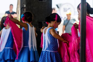 Torre Del Mar, İspanya - 22 Temmuz 2018 Latin dans gösterisi bir dans grubu tarafından İspanyol müzik, ritim içinde gerçekleştirilen çocuk halk kostümleri seyirci önünde dans gösterisi gerçekleştirme