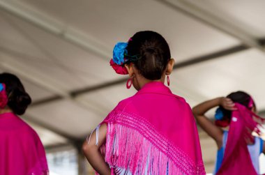 Torre Del Mar, İspanya - 22 Temmuz 2018 Latin dans gösterisi bir dans grubu tarafından İspanyol müzik, ritim içinde gerçekleştirilen çocuk halk kostümleri seyirci önünde dans gösterisi gerçekleştirme