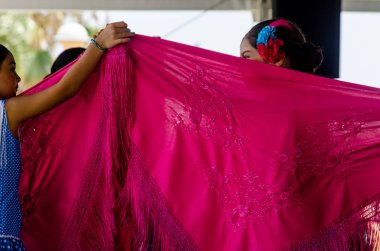 Torre Del Mar, İspanya - 22 Temmuz 2018 Latin dans gösterisi bir dans grubu tarafından İspanyol müzik, ritim içinde gerçekleştirilen çocuk halk kostümleri seyirci önünde dans gösterisi gerçekleştirme