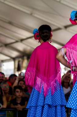 Torre Del Mar, İspanya - 22 Temmuz 2018 Latin dans gösterisi bir dans grubu tarafından İspanyol müzik, ritim içinde gerçekleştirilen çocuk halk kostümleri seyirci önünde dans gösterisi gerçekleştirme