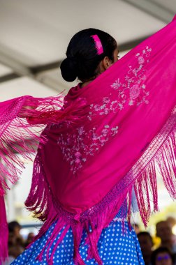 Torre Del Mar, İspanya - 22 Temmuz 2018 Latin dans gösterisi bir dans grubu tarafından İspanyol müzik, ritim içinde gerçekleştirilen çocuk halk kostümleri seyirci önünde dans gösterisi gerçekleştirme