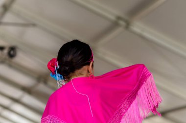 Torre Del Mar, İspanya - 22 Temmuz 2018 Latin dans gösterisi bir dans grubu tarafından İspanyol müzik, ritim içinde gerçekleştirilen çocuk halk kostümleri seyirci önünde dans gösterisi gerçekleştirme