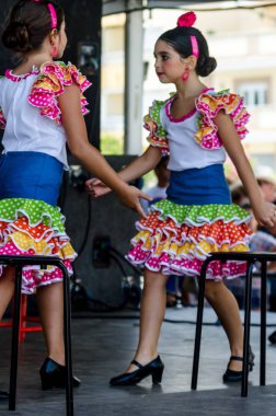 Torre Del Mar, İspanya - 22 Temmuz 2018 Latin dans gösterisi bir dans grubu tarafından İspanyol müzik, ritim içinde gerçekleştirilen çocuk halk kostümleri seyirci önünde dans gösterisi gerçekleştirme