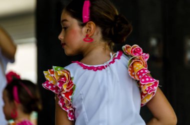 Torre Del Mar, İspanya - 22 Temmuz 2018 Latin dans gösterisi bir dans grubu tarafından İspanyol müzik, ritim içinde gerçekleştirilen çocuk halk kostümleri seyirci önünde dans gösterisi gerçekleştirme