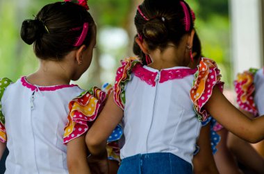 Torre Del Mar, İspanya - 22 Temmuz 2018 Latin dans gösterisi bir dans grubu tarafından İspanyol müzik, ritim içinde gerçekleştirilen çocuk halk kostümleri seyirci önünde dans gösterisi gerçekleştirme
