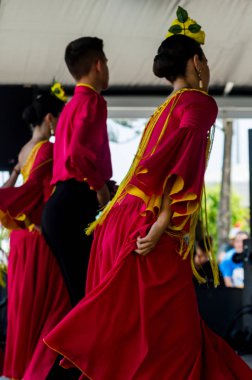 Torre Del Mar, İspanya - Latin dans dans grup tarafından İspanyol müzik, ritim 22 Temmuz 2018 göstermek gençlik halk kostümleri seyirci önünde dans gösterisi gerçekleştirme