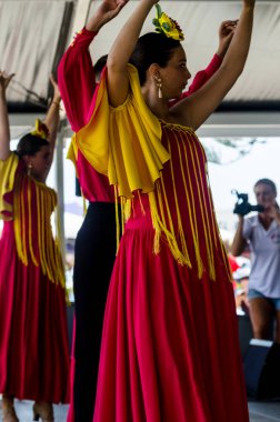 Torre Del Mar, İspanya - Latin dans dans grup tarafından İspanyol müzik, ritim 22 Temmuz 2018 göstermek gençlik halk kostümleri seyirci önünde dans gösterisi gerçekleştirme