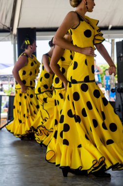 Torre Del Mar, İspanya - Latin dans dans grup tarafından İspanyol müzik, ritim 22 Temmuz 2018 göstermek gençlik halk kostümleri seyirci önünde dans gösterisi gerçekleştirme