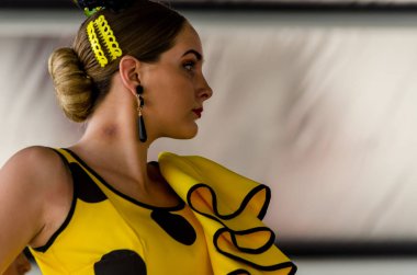 Torre Del Mar, İspanya - Latin dans dans grup tarafından İspanyol müzik, ritim 22 Temmuz 2018 göstermek gençlik halk kostümleri seyirci önünde dans gösterisi gerçekleştirme