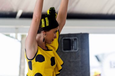 Torre Del Mar, İspanya - Latin dans dans grup tarafından İspanyol müzik, ritim 22 Temmuz 2018 göstermek gençlik halk kostümleri seyirci önünde dans gösterisi gerçekleştirme