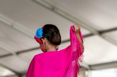 Torre Del Mar, İspanya - 22 Temmuz 2018 Latin dans gösterisi bir dans grubu tarafından İspanyol müzik, ritim içinde gerçekleştirilen çocuk halk kostümleri seyirci önünde dans gösterisi gerçekleştirme