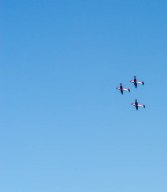 Torre Del Mar, İspanya - 27 Temmuz 2018 uçakları uçan plaj bir sahil kasabasında, Andalusia içinde airshow akrobasi üzerinden