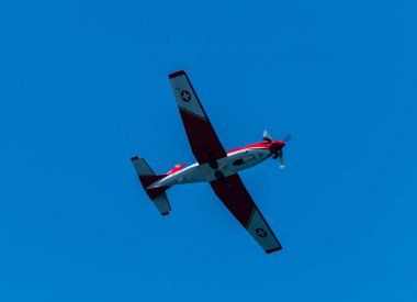 Torre Del Mar, İspanya - 27 Temmuz 2018 uçakları uçan plaj bir sahil kasabasında, Andalusia içinde airshow akrobasi üzerinden