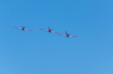 Torre Del Mar, İspanya - 27 Temmuz 2018 uçakları uçan plaj bir sahil kasabasında, Andalusia içinde airshow akrobasi üzerinden