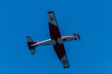 Torre Del Mar, İspanya - 27 Temmuz 2018 uçakları uçan plaj bir sahil kasabasında, Andalusia içinde airshow akrobasi üzerinden