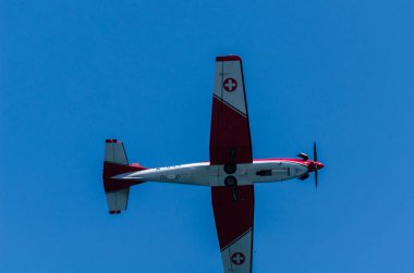 Torre Del Mar, İspanya - 27 Temmuz 2018 uçakları uçan plaj bir sahil kasabasında, Andalusia içinde airshow akrobasi üzerinden