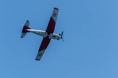 Torre Del Mar, İspanya - 27 Temmuz 2018 uçakları uçan plaj bir sahil kasabasında, Andalusia içinde airshow akrobasi üzerinden