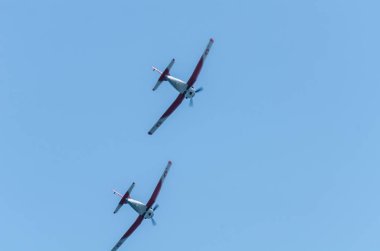 Torre Del Mar, İspanya - 27 Temmuz 2018 uçakları uçan plaj bir sahil kasabasında, Andalusia içinde airshow akrobasi üzerinden