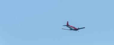 Torre Del Mar, İspanya - 27 Temmuz 2018 uçakları uçan plaj bir sahil kasabasında, Andalusia içinde airshow akrobasi üzerinden