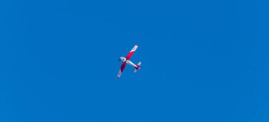 Torre Del Mar, İspanya - 27 Temmuz 2018 uçakları uçan plaj bir sahil kasabasında, Andalusia içinde airshow akrobasi üzerinden