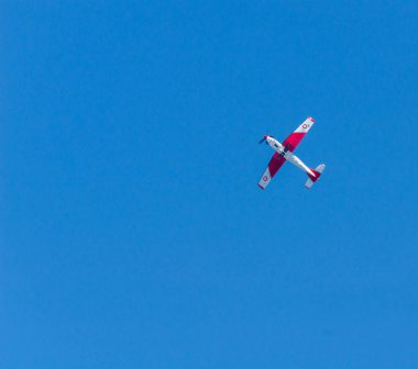 Torre Del Mar, İspanya - 27 Temmuz 2018 uçakları uçan plaj bir sahil kasabasında, Andalusia içinde airshow akrobasi üzerinden