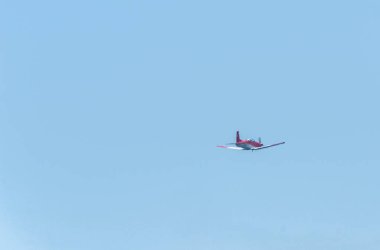 Torre Del Mar, İspanya - 27 Temmuz 2018 uçakları uçan plaj bir sahil kasabasında, Andalusia içinde airshow akrobasi üzerinden