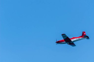 Torre Del Mar, İspanya - 27 Temmuz 2018 uçakları uçan plaj bir sahil kasabasında, Andalusia içinde airshow akrobasi üzerinden