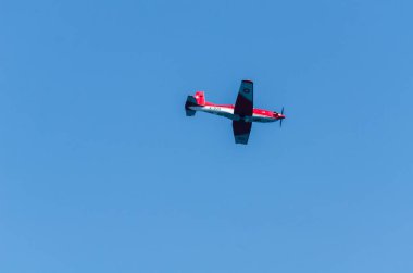 Torre Del Mar, İspanya - 27 Temmuz 2018 uçakları uçan plaj bir sahil kasabasında, Andalusia içinde airshow akrobasi üzerinden