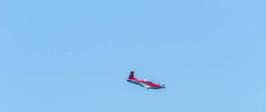 Torre Del Mar, İspanya - 27 Temmuz 2018 uçakları uçan plaj bir sahil kasabasında, Andalusia içinde airshow akrobasi üzerinden