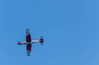 Torre Del Mar, İspanya - 27 Temmuz 2018 uçakları uçan plaj bir sahil kasabasında, Andalusia içinde airshow akrobasi üzerinden