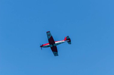 Torre Del Mar, İspanya - 27 Temmuz 2018 uçakları uçan plaj bir sahil kasabasında, Andalusia içinde airshow akrobasi üzerinden