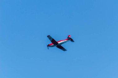 Torre Del Mar, İspanya - 27 Temmuz 2018 uçakları uçan plaj bir sahil kasabasında, Andalusia içinde airshow akrobasi üzerinden