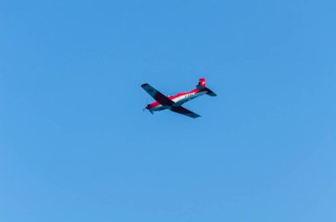 Torre Del Mar, İspanya - 27 Temmuz 2018 uçakları uçan plaj bir sahil kasabasında, Andalusia içinde airshow akrobasi üzerinden