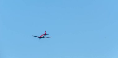 Torre Del Mar, İspanya - 27 Temmuz 2018 uçakları uçan plaj bir sahil kasabasında, Andalusia içinde airshow akrobasi üzerinden