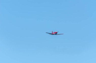 Torre Del Mar, İspanya - 27 Temmuz 2018 uçakları uçan plaj bir sahil kasabasında, Andalusia içinde airshow akrobasi üzerinden