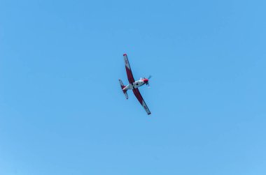 Torre Del Mar, İspanya - 27 Temmuz 2018 uçakları uçan plaj bir sahil kasabasında, Andalusia içinde airshow akrobasi üzerinden
