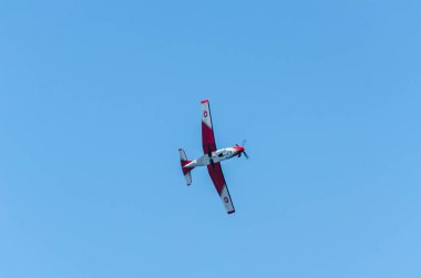 Torre Del Mar, İspanya - 27 Temmuz 2018 uçakları uçan plaj bir sahil kasabasında, Andalusia içinde airshow akrobasi üzerinden