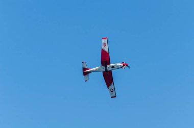 Torre Del Mar, İspanya - 27 Temmuz 2018 uçakları uçan plaj bir sahil kasabasında, Andalusia içinde airshow akrobasi üzerinden