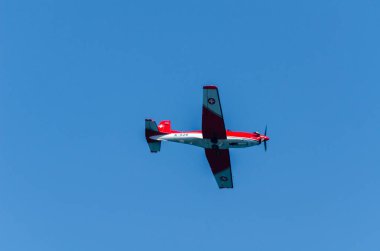 Torre Del Mar, İspanya - 27 Temmuz 2018 uçakları uçan plaj bir sahil kasabasında, Andalusia içinde airshow akrobasi üzerinden
