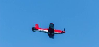 Torre Del Mar, İspanya - 27 Temmuz 2018 uçakları uçan plaj bir sahil kasabasında, Andalusia içinde airshow akrobasi üzerinden